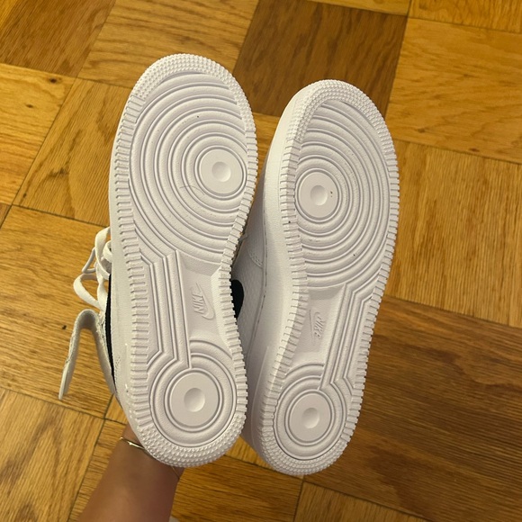 Air Force 1 ‘07 Mid Sneaker in White & Black - Picture 4 of 5